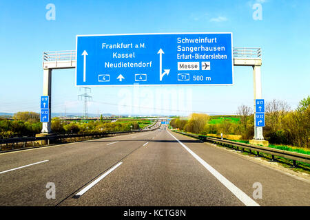 Blauen Autobahnzeichen auf der Straße in Deutschland an einem sonnigen Tag Stockfoto