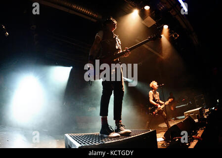 Barcelona - Jan 17: Summe 41 (Punk Rock Band) im Konzert an razzmatazz Club durchführen am 17. Januar 2017 in Barcelona, Spanien. Stockfoto