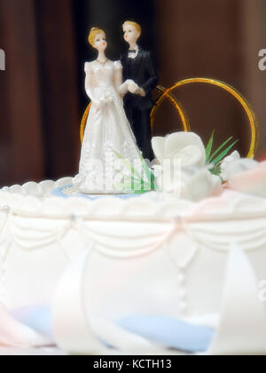 Nahaufnahme von Marzipan Hochzeitstorte mit Braut und Bräutigam Figuren auf der Oberseite Stockfoto