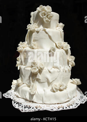 Weiß iced Hochzeitstorte auf schwarzem Hintergrund Stockfoto