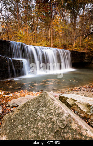 Versteckte fällt auf Prairie Creek in Nerstrand Big Woods State Park, Minnesota. Stockfoto