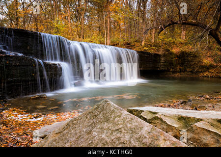 Versteckte fällt auf Prairie Creek in Nerstrand Big Woods State Park, Minnesota. Stockfoto