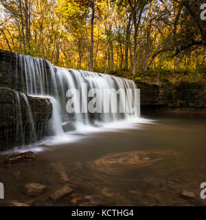 Versteckte fällt auf Prairie Creek in Nerstrand Big Woods State Park, Minnesota. Stockfoto