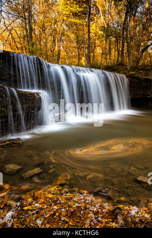 Versteckte fällt auf Prairie Creek in Nerstrand Big Woods State Park, Minnesota. Stockfoto