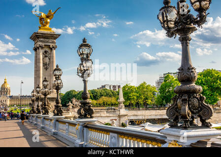 Pont Alexandre III an einem sonnigen Sommertag in Paris, Frankreich Stockfoto
