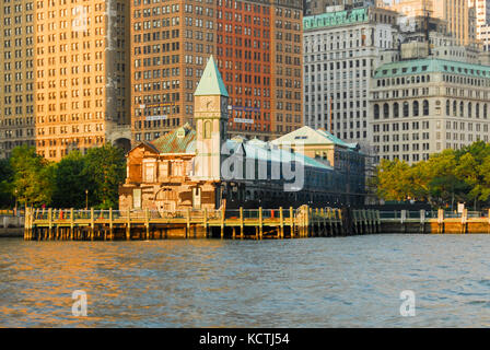 Flugsteig a Harbor House ist umgeben von Bürotürmen in Downtown Manhattan, New York City Stockfoto