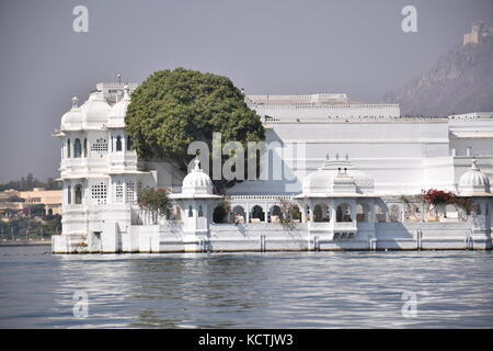 Blick auf den See palace von Lake Pichola in Udaipur, Rajasthan - Indien Stockfoto