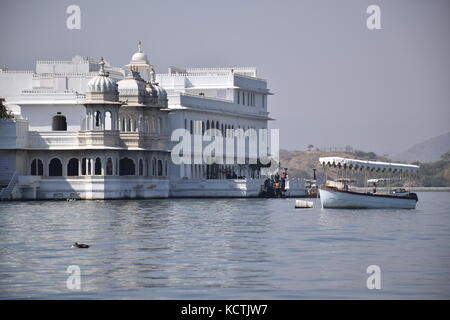 Blick auf den See palace von Lake Pichola in Udaipur, Rajasthan - Indien Stockfoto