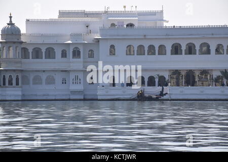 Blick auf den See palace von Lake Pichola in Udaipur, Rajasthan - Indien Stockfoto