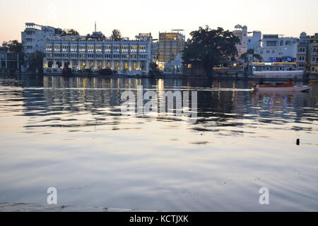 Tolle Aussicht von udaipur Skyline bei Sonnenuntergang auf dem Pichola-see - Rajasthan, Indien Stockfoto