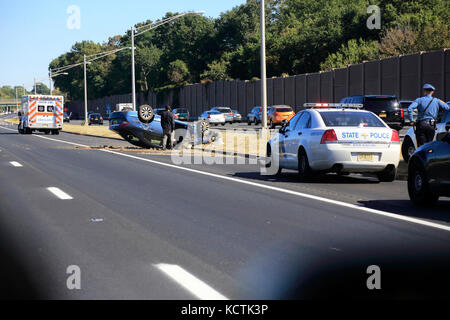 Ein Auto umgedreht und auf dem Kopf auf der Staatsstraße I-78.New Jersey.USA Stockfoto