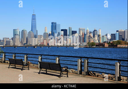 Der Blick auf die Skyline von Lower Manhattan Financial District mit Freedom Tower vom Liberty State Park.Jersey City.New Jersey.USA Stockfoto