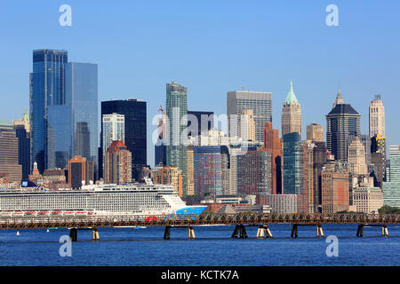 Norwegische Breakaway Kreuzfahrt Schiff im Hudson River mit der Skyline von Lower Manhattan Finanzviertel im Hintergrund.New York City, USA Stockfoto