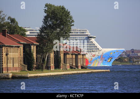 Norwegisches Breakaway Kreuzfahrtschiff im Hudson River mit Ellis Island im Vordergrund. New York City, New Jersey. New York. New Jersey. USA Stockfoto