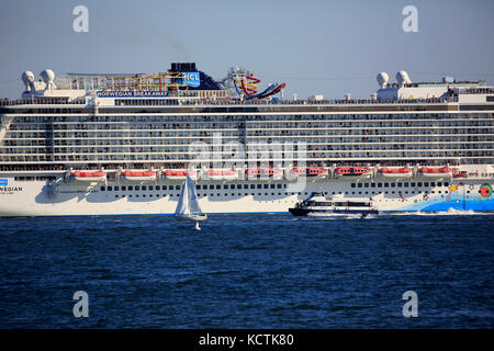 Norwegisches Breakaway Kreuzfahrtschiff im Hudson River mit Segelboot im Vordergrund.New York City.USA Stockfoto