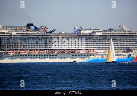 Norwegisches Breakaway Kreuzfahrtschiff im Hudson River mit Segelboot im Vordergrund.New York City.USA Stockfoto