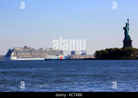 Norwegische Abreiß-Kreuzfahrt vorbei an Liberty Island mit der Freiheitsstatue neben in den Hafen von New York. New York City New Jersey USA Stockfoto