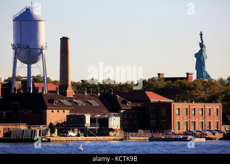 Blick auf Ellis Island vom Liberty State Park mit Freiheitsstatue im Hintergrund. New Jersey.USA Stockfoto