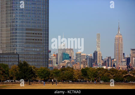Goldman Sachs Tower in Jersey City mit Empire State Building und 432 Park Avenue Apartmentgebäude im Hintergrund.New York City.USA Stockfoto
