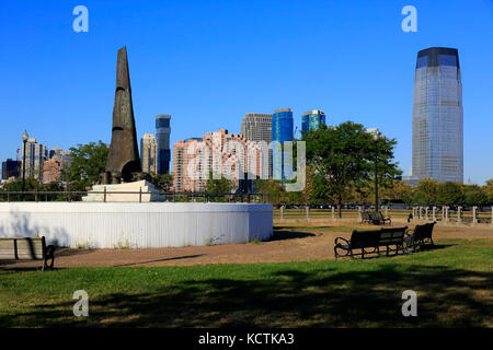 Christoper Columbus Monument in Liberty State Park mit Goldman Sachs Turm im Hintergrund Jersey City und New Jersey. USA. Stockfoto