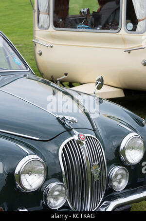 Jaguar Mark 2 mit dem Wohnwagen im Herbst zeigen, Malvern, Worcestershire, England Stockfoto