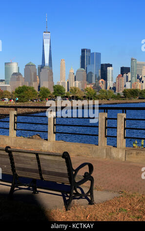 Skyline des Lower Manhattan Financial District mit Hudson River und Waterfront Walkway im Liberty State Park im Vordergrund. New Jersey, USA Stockfoto