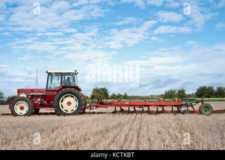 Oldtimer Traktor Pflügen Wettbewerb auf Fairford, Faringdon, Filkins und Burford Pflügen Gesellschaft zeigen. Lechlade an der Themse, Gloucestershire, VEREINIGTES KÖNIGREICH Stockfoto