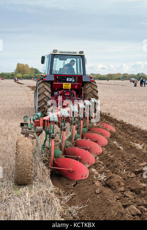 Oldtimer Traktor Pflügen Wettbewerb auf Fairford, Faringdon, Filkins und Burford Pflügen Gesellschaft zeigen. Lechlade an der Themse, Gloucestershire, VEREINIGTES KÖNIGREICH Stockfoto