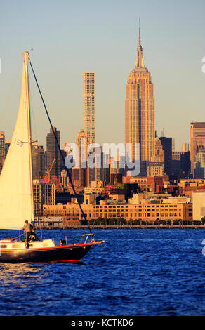 Ein Segelboot im Hudson River mit Skyline von Midtown Manhattan und Empire State Building im Hintergrund.New York City.USA Stockfoto