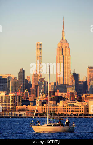 Ein Segelboot im Hudson River mit Skyline von Midtown Manhattan und Empire State Building im Hintergrund.New York City.USA Stockfoto