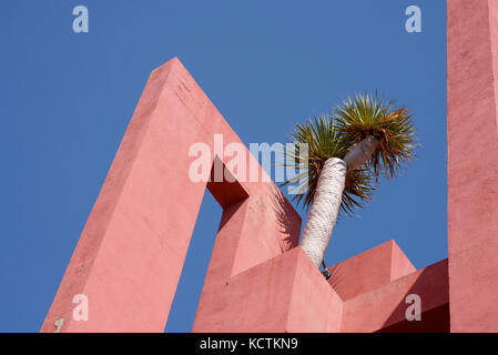Die La Muralla roja Gebäude in Calpe, Alicante, Spanien Stockfoto