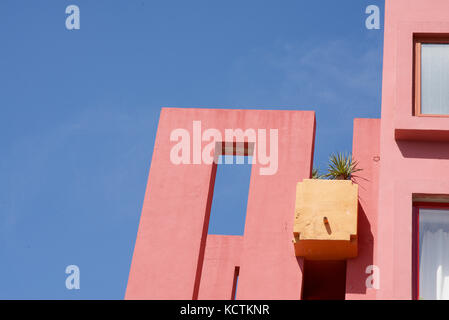 Die La Muralla roja Gebäude in Calpe, Alicante, Spanien Stockfoto