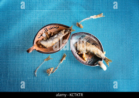 Vorspeise gebratene Sardinen und Fischgräten. Mediterrane Küche Stockfoto