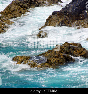 Brechende Wellen Zusammentreffen gegen bizarre Lava Felsen an der Küste von Los Hervideros auf Lanzarote, Spanien. Stockfoto