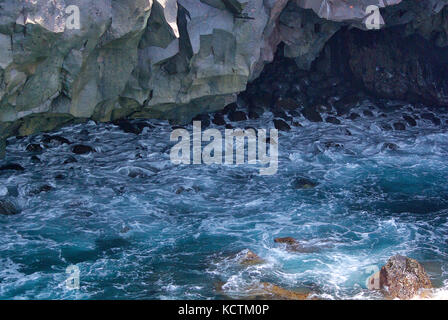 Die bizarre Felsenküste von Los Hervideros auf Lanzarote, Kanaren, Spanien. Stockfoto