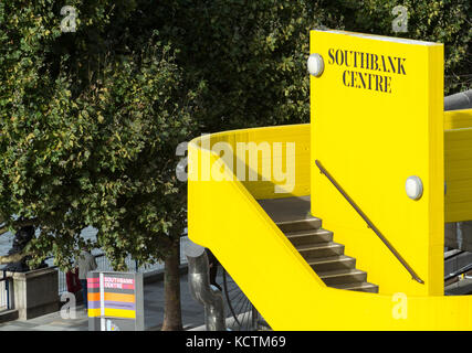 Die Ikonischen Southbank Centre helle gelbe Betontreppen, Lambeth, London, SE1, UK Stockfoto