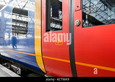 Deaktiviert Zeichen und South West Waggons (jetzt South Western Railway) und Farbgebung, in London, Waterloo, Großbritannien Stockfoto