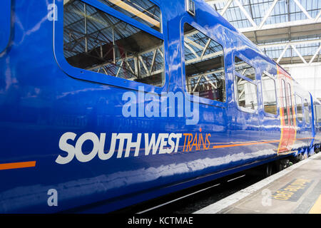 South West Train Waggons (jetzt South Western Railway) und Lackierung, in London, Waterloo, Großbritannien Stockfoto