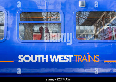 Eine South West Züge Kutsche (heute South Western Railway) und Livery, in London, Waterloo, Großbritannien Stockfoto