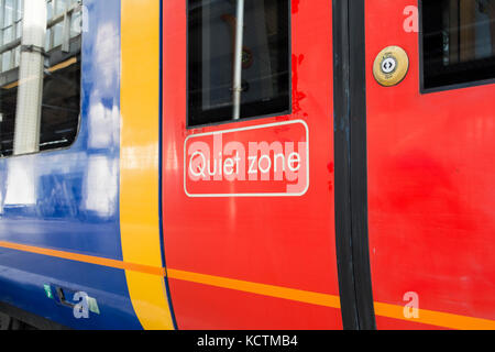 South West Waggons (jetzt South Western Railway) und Farbgebung, in London, Waterloo, Großbritannien Stockfoto