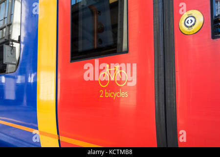 South West Waggons (jetzt South Western Railway) und Farbgebung, in London, Waterloo, Großbritannien Stockfoto