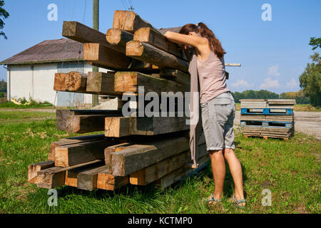 Frau in München, 24. September 2017 Frau in psychische Krise und Depression lehnte sich an den hölzernen Planken am 24. September 2017 in München, Deutschland. MO Stockfoto