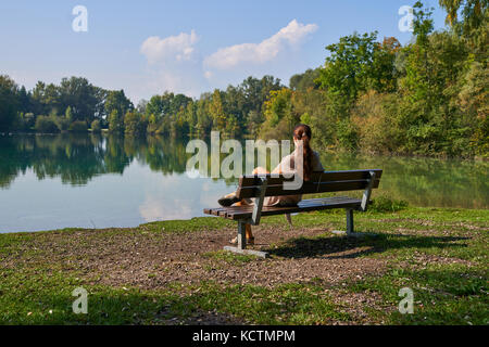 Frau in München, 24. September 2017 Frau in psychische Krise und Depression sitzen an einem See am 24. September 2017 in München, Deutschland. Modell REL Stockfoto