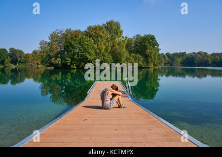 Frau in München, 24. September 2017 Frau in psychische Krise und Depression sitzen an einem See am 24. September 2017 in München, Deutschland. Modell REL Stockfoto