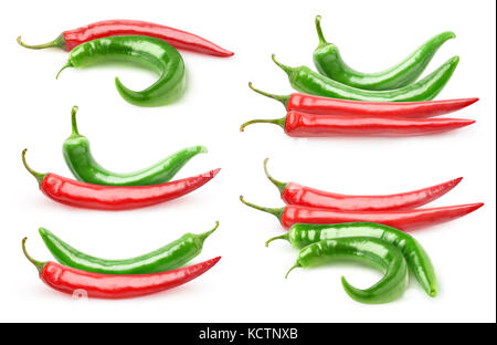 Isolierte Paprika-Kollektion. Rote und grüne scharfe Chili-Paprika in Stapeln auf weißem Hintergrund mit Schnittpfad isoliert Stockfoto