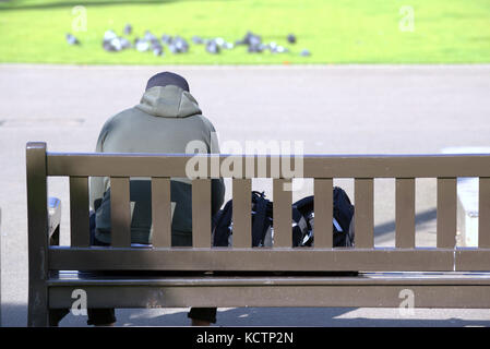 Auf einer Bank sitzen und das Leben von Touristen beobachten, George Square Glasgow Stockfoto