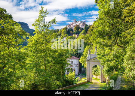 Sacro Monte di Varese (Santa Maria del Monte), Italien. Via Sacra, führt zu mittelalterlichen Dorf (im Hintergrund), Weltkulturerbe - Unesco- Stockfoto