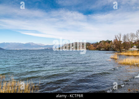 Lago Maggiore, Italien. Ispra mit dem kleinen Hafen, Winter Landschaft. Im Hintergrund die Alpen und der Städte Intra und Pallanza Stockfoto