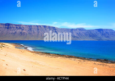 Berge der Famara Klippen, Risco de Famara, Insel Lanzarote, Kanarische Inseln, Spanien. Von Insel La Graciosa. Stockfoto