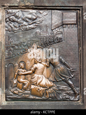 Das Martyrium des Hl. Johannes Nepomuk. bas-relief Plakette auf der Karlsbrücke in Prag, tschechische Republik. Beliebte touristische Attraktion. Stockfoto